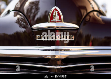 Izmir, Türkei - 23. September 2018: Emblem eines Schwarzen Plymouth Deluxe Mietwagen Izmir 1948 Türkei. Stockfoto