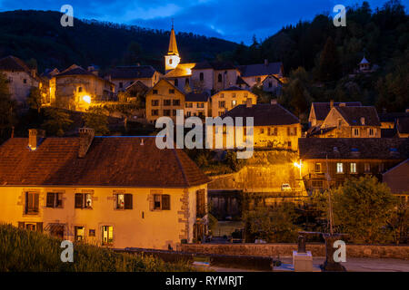 Abend in Lods Dorf, Franche Comte, Frankreich. Stockfoto