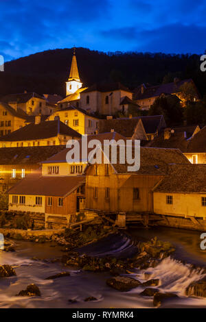 Abend in Lods Dorf, Franche Comte, Frankreich. Stockfoto