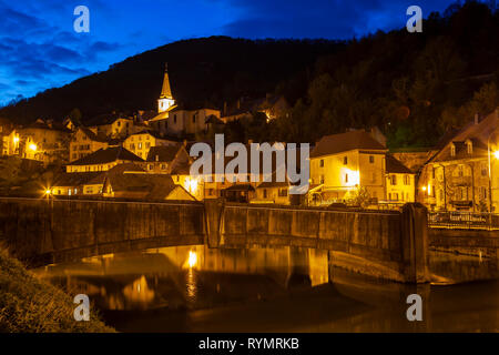 Nacht fällt in Lods Dorf, Franche Comte, Frankreich. Stockfoto