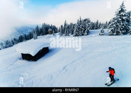 Mann Skifahrer im Zillertal Arena Skigebiet im Zillertal in Tirol. Mayrhofen in Österreich im Winter in den Alpen. Person im Alpine Berge mit Schnee. Abfahrt Stockfoto