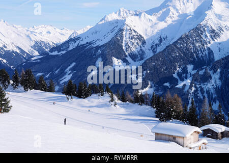 Landschaft der Penken Ski Resort und verschneite Hütte im Zillertal in Tirol. Mayrhofen in Österreich im Winter in den Alpen. Alpine Berge mit Schnee. Blue Sky ein Stockfoto