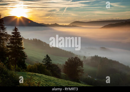 Misty herbst Sonnenaufgang in Thal Natur Park, Jura, Schweiz. Stockfoto