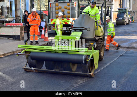 Straße Resurfacing mit dieser Maschine zur Festlegung eines Mesh Verstärkung auf 1 Asphalt Schicht mit 2 Schichten mehr zu beenden Stockfoto