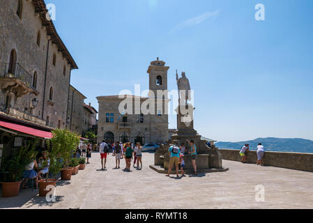 SAN MARINO, DIE REPUBLIK SAN MARINO - 6. AUGUST 2018: Touristen schlendern auf der Piazza della Libertà in San Marino Stockfoto