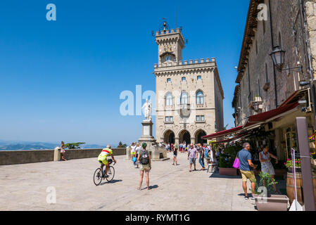 SAN MARINO, DIE REPUBLIK SAN MARINO - 6. AUGUST 2018: Touristen besuchen die öffentlichen Gebäude, auch als die Regierung Palace bekannt, und es ist der Ort, wo Stockfoto