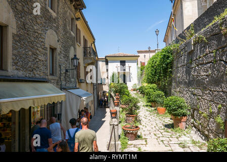 SAN MARINO, DIE REPUBLIK SAN MARINO - 6. AUGUST 2018: Touristen schlendern durch die Straßen von San Marino. Stockfoto