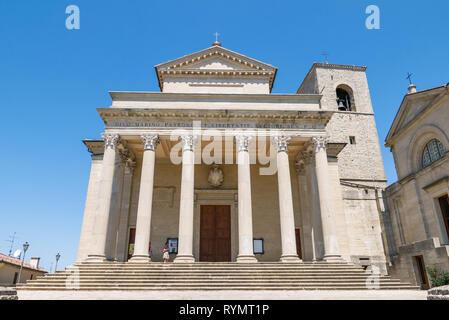 SAN MARINO, DIE REPUBLIK SAN MARINO - 6. AUGUST 2018: Blick auf die Basilika von San Marino. Die katholische Kirche von der Republik San Marino Stockfoto