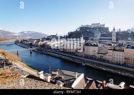 Panorama mit Landschaft der Altstadt und die Festung Hohensalzburg im Salzburger Land in Österreich in Europa. Mozart Stadt in den Alpen an der Salzach. Festung und Cath Stockfoto