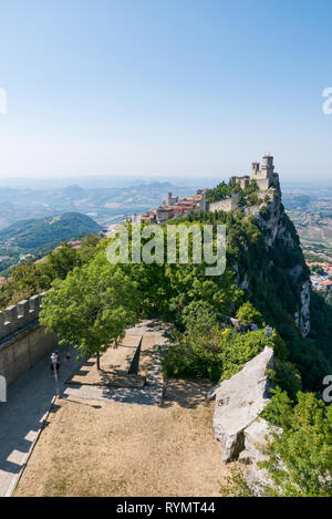 Guaita Tower in die befestigungsanlagen von San Marino auf dem Monte Titano, mit der Stadt San Marino auf der linken Seite. Stockfoto