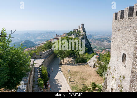 Guaita Tower in die befestigungsanlagen von San Marino auf dem Monte Titano, mit der Stadt San Marino auf der linken Seite. Stockfoto