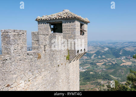 SAN MARINO, DIE REPUBLIK SAN MARINO - 6. AUGUST 2018: Touristen besuchen die Festung der Cesta oder Fratta in San Marino bekannt Stockfoto