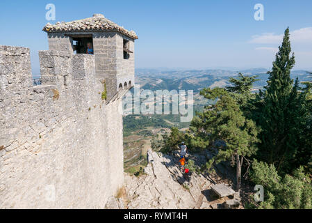 SAN MARINO, DIE REPUBLIK SAN MARINO - 6. AUGUST 2018: Touristen besuchen die Festung der Cesta oder Fratta in San Marino bekannt Stockfoto