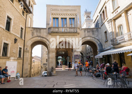 SAN MARINO, DIE REPUBLIK SAN MARINO - 6. AUGUST 2018: Touristen schlendern durch die Straßen von San Marino. Stockfoto