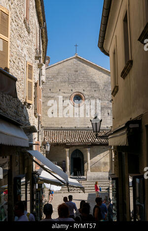 SAN MARINO, DIE REPUBLIK SAN MARINO - 6. AUGUST 2018: Touristen schlendern durch die Straßen von San Marino. Stockfoto