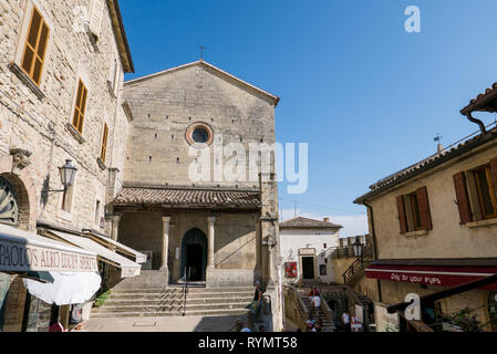 SAN MARINO, DIE REPUBLIK SAN MARINO - 6. AUGUST 2018: Touristen schlendern durch die Straßen von San Marino. Stockfoto