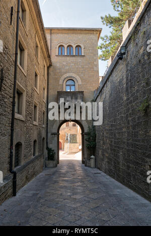 San Marino Tor im mittelalterlichen Schloss Wand Stockfoto