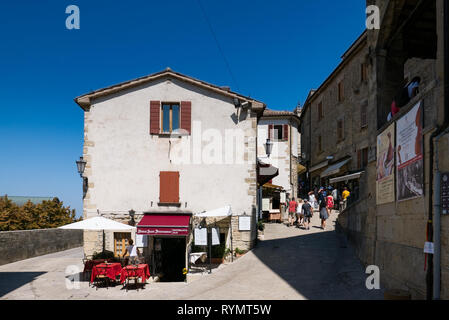 SAN MARINO, DIE REPUBLIK SAN MARINO - 6. AUGUST 2018: Touristen besuchen Sie San Marino Stadt Stockfoto