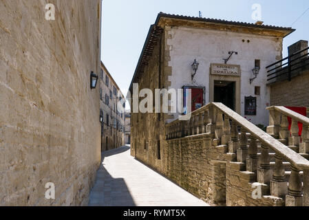 SAN MARINO, DIE REPUBLIK SAN MARINO - 6. AUGUST 2018: Alte Gasse der Stadt von San Marino Stockfoto