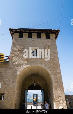 SAN MARINO, DIE REPUBLIK SAN MARINO - 6. AUGUST 2018: Touristen besuchen Sie San Marino Stadt Stockfoto