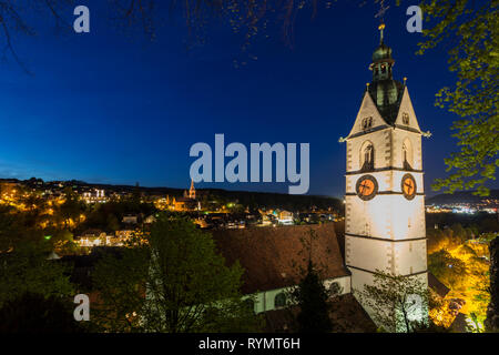 Nacht fällt bei Laufenburg Pfarrkirche, Kanton Aargau, Schweiz. Stockfoto