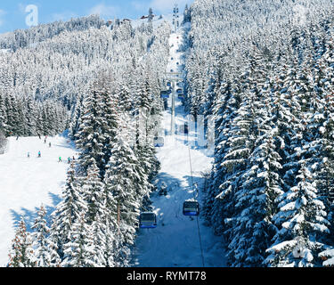 Skilifte in der Zillertal Arena Skigebiet im Zillertal in Tirol. Mayrhofen in Österreich im Winter in den Alpen. Passagier Seilbahnen im Alpine Bergwelt mit s Stockfoto