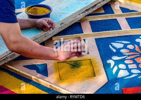 Antigua, Guatemala - März 11, 2018: Dekorieren gefärbte Sägespäne Fastenzeit Teppich von Prozessionen in der Stadt mit den berühmten Heiligen Woche feiern mit Füßen getreten werden. Stockfoto