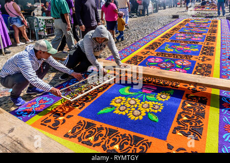 Antigua, Guatemala - 11. März 2018: Die gefärbten Sägespänen Fastenzeit Teppiche von Prozessionen in der Stadt mit den berühmten Heiligen Woche feiern mit Füßen getreten werden. Stockfoto