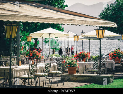 Typisches Restaurant mit Terrasse Tisch in romantischen Luxus Stadt Ascona am Lago Maggiore, Kanton Tessin, Schweiz. Teuer family mit Frühstück und Abendessen in Stockfoto