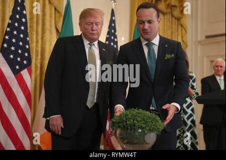 Taoiseach Leo Varadkar präsentiert uns Präsident Donald Trump mit einer Schüssel von Shamrock während einer St Patrick's Day Feier Rezeption und Shamrock Siegerehrung im Weißen Haus in Washington, D.C. Stockfoto