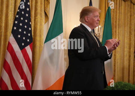 US-Präsident Donald Trump wartet mit einer Schüssel von Shamrock von Taoiseach Leo Varadkar während einer St Patrick's Day Feier Rezeption und Shamrock Siegerehrung im Weißen Haus in Washington D.C. präsentiert Stockfoto