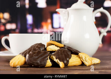 Gruppe der Menge ganze zwei Stücke der faulen Cookie mit Schokolade mit einer Teekanne in einem Restaurant Stockfoto