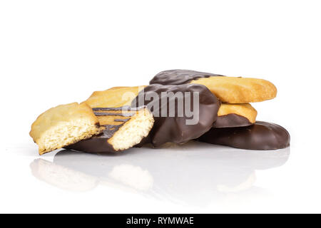 Gruppe der Menge ganze zwei Stücke von gebackenen faul Cookie mit Schokolade auf weißem Hintergrund Stockfoto