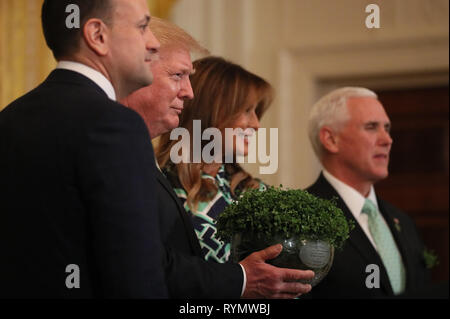 Taoiseach Leo Varadkar präsentiert uns Präsident Donald Trump mit einer Schüssel mit Shamrock, von Melania Trump und US-Vizepräsident Mike Pence, während ein St Patrick's Day Feier Rezeption und Shamrock Siegerehrung im Weißen Haus in Washington D.C. sah Stockfoto