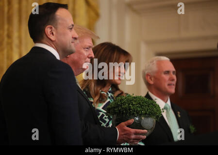 Taoiseach Leo Varadkar präsentiert uns Präsident Donald Trump mit einer Schüssel mit Shamrock, von Melania Trump und US-Vizepräsident Mike Pence, während ein St Patrick's Day Feier Rezeption und Shamrock Siegerehrung im Weißen Haus in Washington D.C. sah Stockfoto