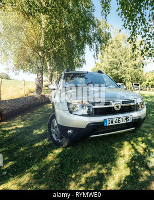 Vogesen, Frankreich - 8. Juli 2018: Französische rumänischen Dacia Duster SUV auf dem Rasen im französischen Berge unter einer Birke geparkt auf einem warmen Sommertag Stockfoto