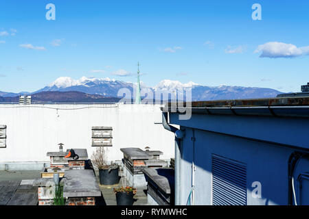 Mit Kamin und Blick auf die Alpen in Ljubljana in Slowenien auf dem Dach. Stockfoto