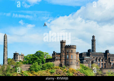 Calton Hill mit politischen Märtyrer Denkmal auf alten Calton Grabstätte, Dugald Stewart Denkmal, Saint Andrew House und den Turm von Nelson Denkmal in E Stockfoto