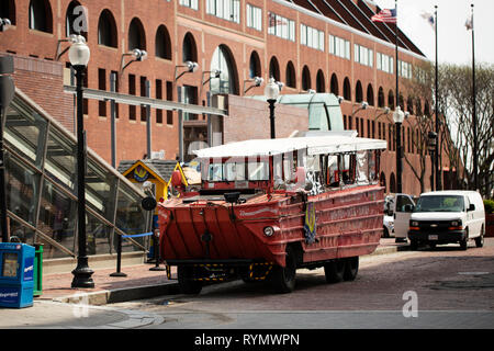 Eine rote Ente Boot auf der Straße in der Innenstadt von Boston, Massachusetts, USA geparkt. Stockfoto
