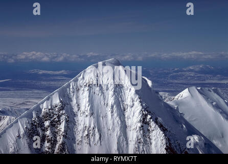 Diese Nahaufnahme Luftaufnahme zeigt die schneebedeckten Gipfel des majestätischen Denali (Mount McKinley), dem höchsten Berg in Nordamerika bei 20,310 Fuß (6,190 m) und die Hauptattraktion des Denali National Park, Alaska, USA. Der Berg war offiziell wieder ihrer ursprünglichen Athabascan Indischer Name von US-Präsident Barack Obama im Jahr 2015 gegeben. Stockfoto