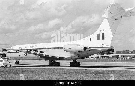 Ein RAF VC 10 Flugzeuge betrieben wird der damaligen Premierministerin Margaret Thatcher auf offizielle Besuche zu transportieren. Das Flugzeug ist ein anti Wärme suchen missile Pod unter dem Motor eingebaut ist. Stockfoto