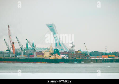 Montreal, Quebec, Kanada - März 2019 - Blick auf das Olympiastadion und Industrien Stockfoto