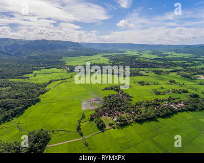 Außergewöhnlich schöne Landschaft von Ciletuh Geopark Tal mit Reisfeldern und Dörfern dazwischen. Stockfoto