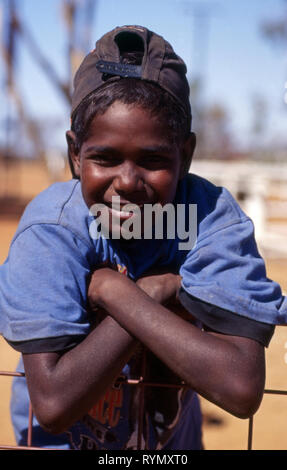 Junge Junge, YUELAMU der Aborigines Aboriginal Community (MOUNT ALLAN SCHULE) Northern Territory, Australien. Stockfoto