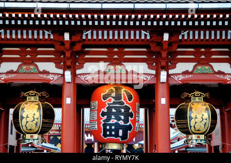 TOKYO, Japan - 12. JULI 2018: eine Detailansicht der Kaminarimon Präfektur Tor mit den großen roten Laterne auf der Senso-ji Tempel in der Asakusa Stockfoto