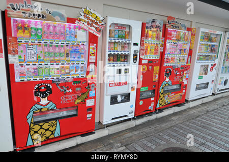 KANSAI, Kyoto, Japan - 3. AUGUST 2018: Eine Reihe von typisch japanischen Getränkeautomaten auf einer Straße in Kyoto platziert Stockfoto