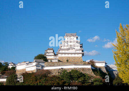 HIMEJI, KANSAI, JAPAN - NOVEMBER 3, 2018: Ein Blick auf die schöne Burg von Himeji an einem sonnigen Tag im Herbst in Himeji, Japan Stockfoto