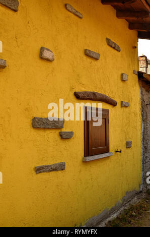 Mergozzo, Piemont, Italien. März 2019. Auf dem Hügel in der Nähe der See das Dorf ist eines der schönsten Dörfer in Italien. Detail der Fassade des Stockfoto