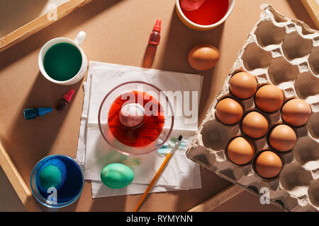 Verpackung mit huhn eier Öffnen, neue Aquarellfarben, Pinsel auf Papier der Verpackung. Für Ostern Strafe. Stockfoto