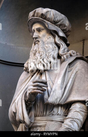 Leonardo da Vinci, Statue, die in den Nischen der Säulenhalle, die Uffizien in Florenz Stockfoto